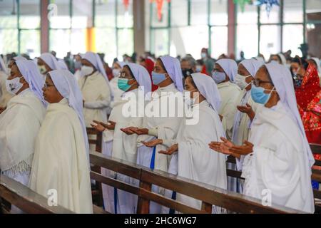 Gläubiger aus Bangladesch, die am 25. Dezember 2021 in Dhaka, Bangladesch, am Weihnachtstag in der Kirche beten. Stockfoto