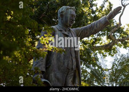 Die Statue des britischen Kolonialarchitekten Cecil John Rhodes hat trotz seiner Rolle als Kolonisierender Südafrikas immer noch ihren Ehrenplatz in den Company Gardens von Kapstadt Stockfoto