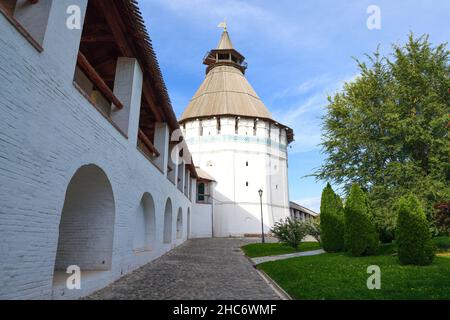 Der alte Turm 'Red Gate' an einem sonnigen Septembertag. Astrachan Kreml, Russland Stockfoto