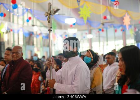 Gläubiger aus Bangladesch, die am 25. Dezember 2021 in Dhaka, Bangladesch, am Weihnachtstag in der Kirche beten. Stockfoto