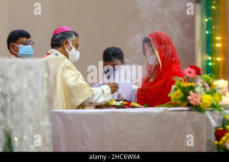 Gläubiger aus Bangladesch, die am 25. Dezember 2021 in Dhaka, Bangladesch, am Weihnachtstag in der Kirche beten. Stockfoto