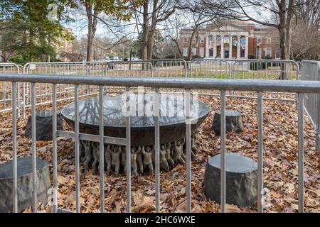 Schutzzaun um die University of North Carolina im Chapel Hill's Unsung Founders Memorial als Schutz vor weiterem Vandalismus Stockfoto