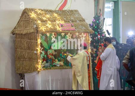 Gläubiger aus Bangladesch, die am 25. Dezember 2021 in Dhaka, Bangladesch, am Weihnachtstag in der Kirche beten. Stockfoto