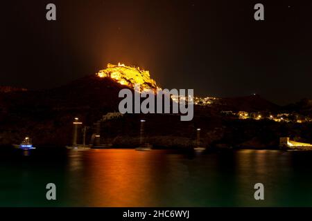 Das Schloss der Insel Kythira bei Griechenland in der Nacht, vom Dorf Kapsali aus gesehen. Die Burg Fortezza wurde im 13th. Jahrhundert erbaut, als Kythira domin war Stockfoto