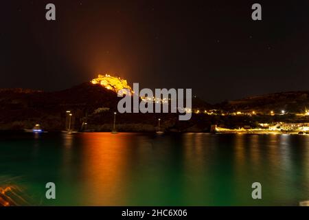 Das Schloss der Insel Kythira bei Griechenland in der Nacht, vom Dorf Kapsali aus gesehen. Die Burg Fortezza wurde im 13th. Jahrhundert erbaut, als Kythira domin war Stockfoto