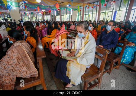 Gläubiger aus Bangladesch, die am 25. Dezember 2021 in Dhaka, Bangladesch, am Weihnachtstag in der Kirche beten. Stockfoto