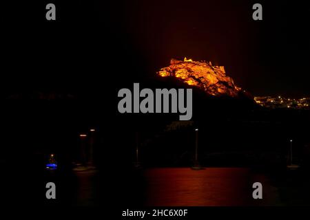 Das Schloss der Insel Kythira bei Griechenland in der Nacht, vom Dorf Kapsali aus gesehen. Die Burg Fortezza wurde im 13th. Jahrhundert erbaut, als Kythira domin war Stockfoto