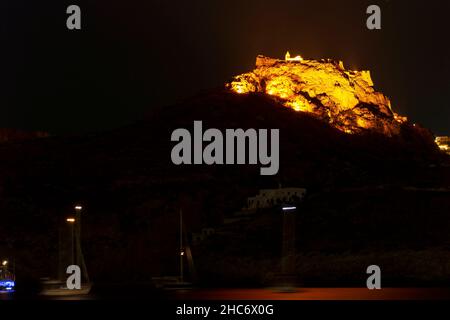 Das Schloss der Insel Kythira bei Griechenland in der Nacht, vom Dorf Kapsali aus gesehen. Die Burg Fortezza wurde im 13th. Jahrhundert erbaut, als Kythira domin war Stockfoto