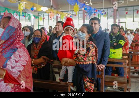 Gläubiger aus Bangladesch, die am 25. Dezember 2021 in Dhaka, Bangladesch, am Weihnachtstag in der Kirche beten. Stockfoto