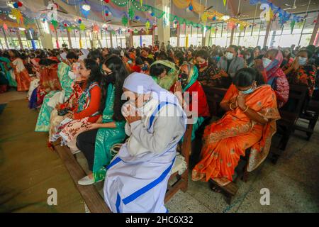 Gläubiger aus Bangladesch, die am 25. Dezember 2021 in Dhaka, Bangladesch, am Weihnachtstag in der Kirche beten. Stockfoto