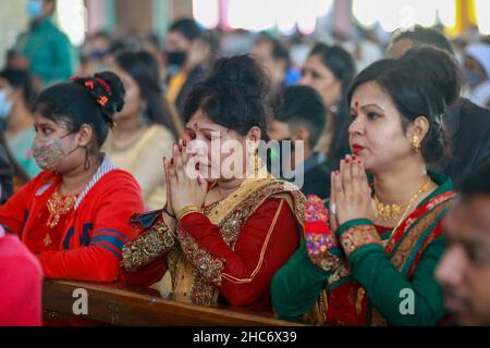 Gläubiger aus Bangladesch, die am 25. Dezember 2021 in Dhaka, Bangladesch, am Weihnachtstag in der Kirche beten. Stockfoto