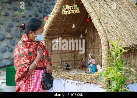 Gläubiger aus Bangladesch, die am 25. Dezember 2021 in Dhaka, Bangladesch, am Weihnachtstag in der Kirche beten. Stockfoto