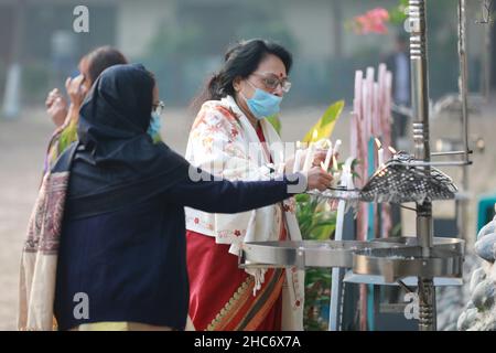 Gläubiger aus Bangladesch, die am 25. Dezember 2021 in Dhaka, Bangladesch, am Weihnachtstag in der Kirche beten. Stockfoto