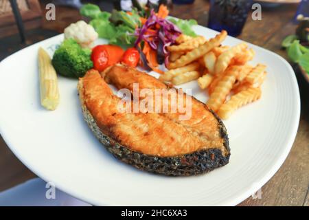 Gegrillter Lachs, gebratener Lachs mit Pommes Frites und Gemüse Stockfoto