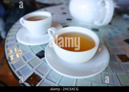 Heißer Tee, Teetasse und Wasserkocher zum Servieren Stockfoto