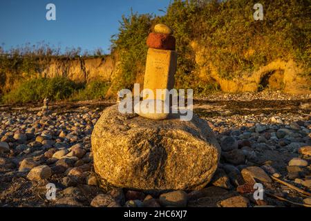 Ein Cairn am Strand im Abendlicht Stockfoto