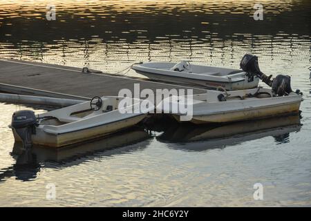 Fischerboote in der Nähe der Holzterrasse oder Pier auf dem Fluss in Galicien, Spanien Stockfoto
