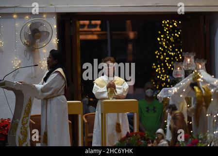 Bangkok, Thailand. 25th Dez 2021. Thailand : Christen besuchen die Heilige Kommunion anlässlich der Weihnachts- und Silvesternacht 2021 in der Holy Redentor Church in Bangkok unter dem epidemischen Coronavirus (COVID-19) Präventionsmaßnahmen wie das Tragen einer Maske, soziale Distanzierung. (Foto von Teera Noisakran/Pacific Press) Quelle: Pacific Press Media Production Corp./Alamy Live News Stockfoto