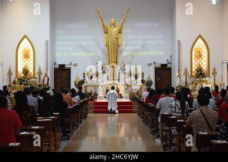 Bangkok, Thailand. 25th Dez 2021. Thailand : Christen besuchen die Heilige Kommunion anlässlich der Weihnachts- und Silvesternacht 2021 in der Holy Redentor Church in Bangkok unter dem epidemischen Coronavirus (COVID-19) Präventionsmaßnahmen wie das Tragen einer Maske, soziale Distanzierung. (Foto von Teera Noisakran/Pacific Press) Quelle: Pacific Press Media Production Corp./Alamy Live News Stockfoto