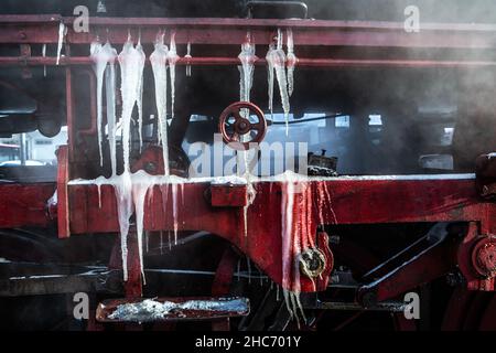 06. Januar 2017, Baden-Württemberg, Münsingen: Eiszapfen sind auf der Seite einer Dampflokomotive am Bahnhof Münsingen zu sehen. Foto: Silas Stein/ Stockfoto