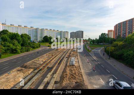 Blick auf die im Bau befindliche Zegrze-Straße in der Nähe von Mehrfamilienhäusern Stockfoto