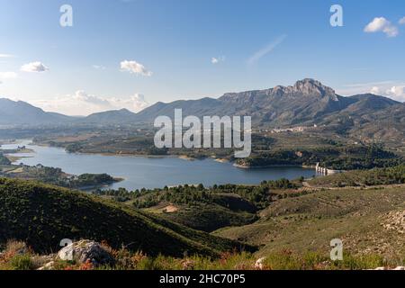 Blauer Himmel über den grünen Hügeln und dem Fluss an einem sonnigen Frühlingstag Stockfoto