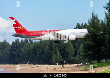 Phuket, Thailand - 25. November 2013: Passagierflugzeug von Nordwind Airlines am Flughafen. Flugreisen planen. Luftfahrt und Flugzeuge. Luftverkehr. Glob Stockfoto