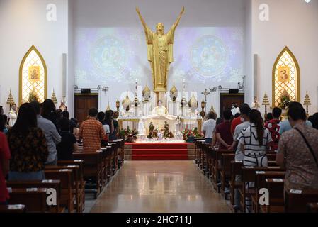 Bangkok, Thailand. 25th Dez 2021. Thailand : Christen besuchen die Heilige Kommunion anlässlich der Weihnachts- und Silvesternacht 2021 in der Holy Redentor Church in Bangkok unter dem epidemischen Coronavirus (COVID-19) Präventionsmaßnahmen wie das Tragen einer Maske, soziale Distanzierung. (Bild: © Teera Noisakran/Pacific Press via ZUMA Press Wire) Bild: ZUMA Press, Inc./Alamy Live News Stockfoto