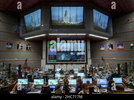 Kourou, Französisch-Guayana. 25th Dez 2021. Startteams überwachen den Countdown zum Start der Ariane 5-Rakete von Arianespace mit dem NASAs James Webb Space Telescope, Samstag, 25. Dezember 2021, im Jupiter Center des Weltraumzentrums Guayana in Kourou, Französisch-Guayana. Das James Webb Weltraumteleskop (manchmal auch JWST oder Webb genannt) ist ein großes Infrarotteleskop mit einem Primärspiegel von 21,3 Fuß (6,5 Meter). Das Observatorium wird jede Phase der kosmischen historyfrom innerhalb unseres Sonnensystems bis zu den entferntesten beobachtbaren Galaxien im frühen Universum untersuchen. Quelle: dpa picture Alliance/Alamy Live News Stockfoto