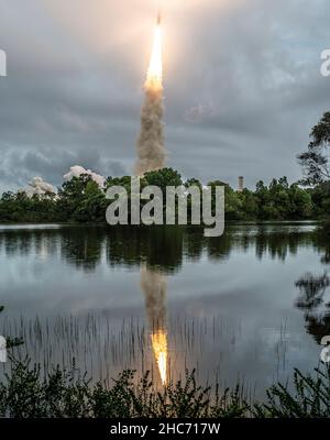 Die Ariane 5-Rakete von Arianespace startet am Samstag, den 25. Dezember 2021, mit dem Weltraumteleskop NASAs James Webb von der ELA-3-Startzone des Raumfahrtzentrums Europes im Weltraumzentrum Guayana in Kourou, Französisch-Guayana, an Bord. Das James Webb Weltraumteleskop (manchmal auch JWST oder Webb genannt) ist ein großes Infrarotteleskop mit einem Primärspiegel von 21,3 Fuß (6,5 Meter). Das Observatorium wird jede Phase der kosmischen historyfrom innerhalb unseres Sonnensystems bis zu den entferntesten beobachtbaren Galaxien im frühen Universum untersuchen. Obligatorische Gutschrift: Chris Gunn/NASA über CNP Stockfoto