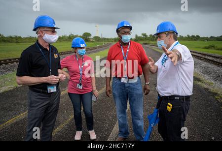 NASA James Webb Space Telescope Program Scientist Eric James Left, NASA James Webb Space Telescope Program Manager Jeanne Davis, NASA Program Director für das James Webb Space Telescope Greg Robinson, Und Bruno Gérard, Vizepräsident von Arianespaces für Französisch-Guayana, rechts, spricht, während sie auf die Ariane 5-Rakete von Arianespace mit dem NASAs James Webb Space Telescope an Bord warten, die am Donnerstag, den 23. Dezember 2021, im Europes Spaceport auf die Startfläche rollt, Das Weltraumzentrum Guayana in Kourou, Französisch-Guayana. Das James Webb Weltraumteleskop (manchmal auch JWST oder Webb genannt) ist ein großes Infrarotteleskop mit einem Stockfoto