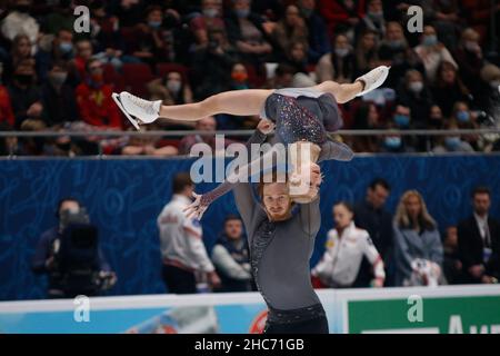 Sankt Petersburg, Russland. 25th Dez 2021. Evgenia Tarasova und Vladimir Morozov aus Russland treten beim Pairs - Free Skating Programm am dritten Tag der Rostelecom Russian Nationals 2022 des Eiskunstlaufsports im Yubileyny Sports Palace in Sankt Petersburg an.Endstand: 149,52 (Foto von Maksim Konstantinov/SOPA Images/Sipa USA) Quelle: SIPA USA/Alamy Live News Stockfoto