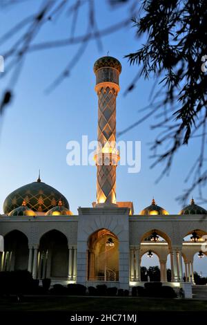 Al Zulfa Moschee in der Nähe von Muscat nach Sonnenuntergang Stockfoto