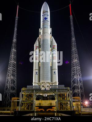 Die Ariane 5-Rakete von Arianespace mit dem NASAs James Webb Space Telescope an Bord wird am Donnerstag, den 23. Dezember 2021, im Europes Spaceport, Das Weltraumzentrum Guayana in Kourou, Französisch-Guayana. Das James Webb Weltraumteleskop (manchmal auch JWST oder Webb genannt) ist ein großes Infrarotteleskop mit einem Primärspiegel von 21,3 Fuß (6,5 Meter). Das Observatorium wird jede Phase der kosmischen historyfrom innerhalb unseres Sonnensystems bis zu den entferntesten beobachtbaren Galaxien im frühen Universum untersuchen. Obligatorische Gutschrift: Chris Gunn/NASA über CNP Stockfoto