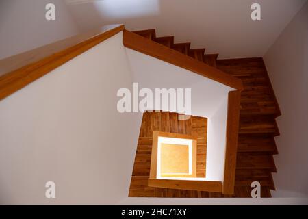 Schöne Aufnahme der Innenräume einer modernen Holzwohnung Stockfoto