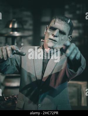 Vertikale Aufnahme eines Cosplayers, der während der Halloween-Nacht als Frankenstein verkleidet war Stockfoto