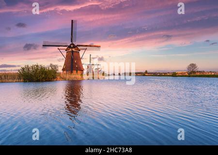 Kinderdjik Windmühle Sonnenaufgang Reflexion auf dem ruhigen Wasser des Alblasserdam-Kanals Stockfoto