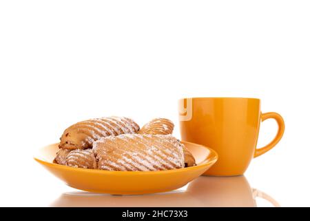 Mehrere hausgemachte Kekse gefüllt mit Marmelade, mit Keramikgeschirr, Nahaufnahme, isoliert auf weiß. Stockfoto