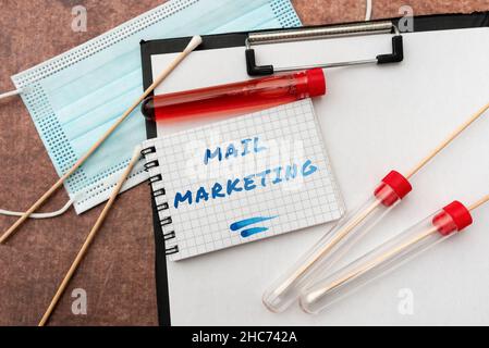 Schild mit der Anzeige von Mail Marketing. Konzeptfoto Gesetz des Sendens einer kommerziellen Nachrichten Broadcast Sense Writing Rezept Medizin Labor-Tests Stockfoto