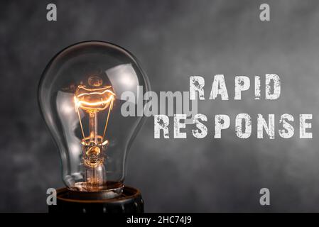 Schreiben mit Anzeige von Text Rapid Response. Business-Schaufenster Medizinische Notfallteam Schnelle Hilfe bei Katastrophen realistisches Vintage Light in Farbe Stockfoto