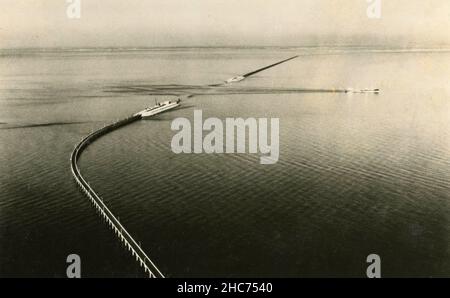 Luftaufnahme der Öffnung der Brücke über die Bucht von der Stadt, Virginia, USA 1964 Stockfoto