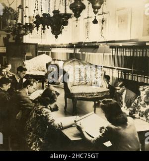 Amerikanische Kunststudenten skizzieren aus dem Leben im Museum of Cooper Union, New York City USA 1946 Stockfoto