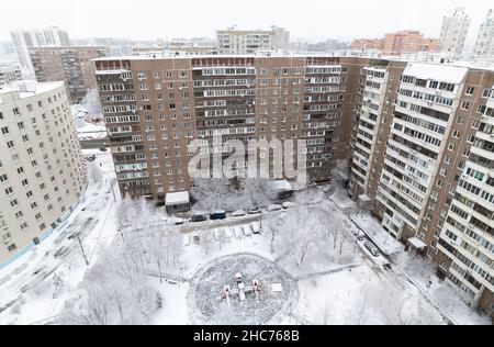 Hof mit Spielplatz bei starkem Schnee in Russland. Draufsicht Stockfoto