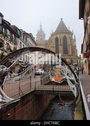 Brücke in der Stadt Colmar in Frankreich an einem nebligen Herbsttag mit Halloween-Dekoration Stockfoto