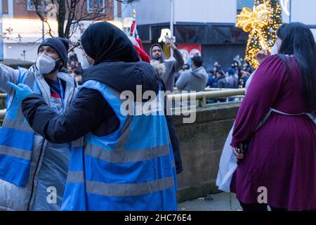 London, Großbritannien 25December 2021. NHS-Mitarbeiter und ehrenamtliche Mitarbeiter der Gemeinde verbringen ihren Weihnachtstag im Rathaus von Redbridge und bieten Coronavirus-Impfstoff und Jingle Jab für alle qualifizierten Personen als bestes Weihnachtsgeschenk seiner Art an. Sie schützen alle, da sich Omicron-Fälle alle zwei Tage verdoppeln. Quelle: Xiu Bao/Alamy Live News Stockfoto