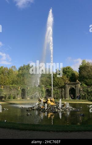 Vertikale Aufnahme des Enceladus-Brunnens am sonnigen Tag im Schloss Versailles in Paris, Frankreich Stockfoto