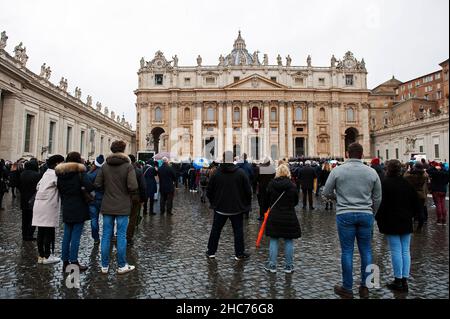 Vatikan, Vatikan. 25th Dez 2021. Italien, Rom, Vatikan, 2021/12/25. Papst Franziskus überbringt die Weihnachtsbotschaft von Urbi et Orbi (lateinisch für "an die Stadt und die Welt") aus der zentralen Loggia des Petersdoms im Vatikan. Foto von Alessia Giuliani/Catholic Press Photo . BESCHRÄNKT AUF REDAKTIONELLE VERWENDUNG - KEIN MARKETING - KEINE WERBEKAMPAGNEN. Kredit: Unabhängige Fotoagentur/Alamy Live Nachrichten Stockfoto
