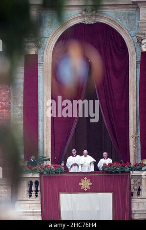 Vatikan, Vatikan. 25th Dez 2021. Italien, Rom, Vatikan, 2021/12/25. Papst Franziskus überbringt die Weihnachtsbotschaft von Urbi et Orbi (lateinisch für "an die Stadt und die Welt") aus der zentralen Loggia des Petersdoms im Vatikan. Foto von Alessia Giuliani/Catholic Press Photo . BESCHRÄNKT AUF REDAKTIONELLE VERWENDUNG - KEIN MARKETING - KEINE WERBEKAMPAGNEN. Kredit: Unabhängige Fotoagentur/Alamy Live Nachrichten Stockfoto