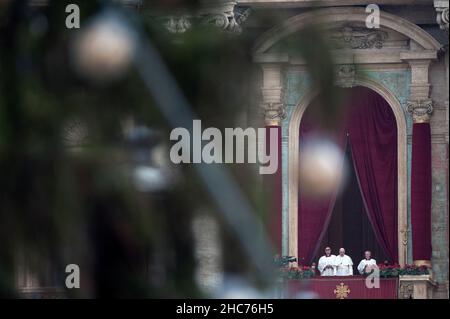 Vatikan, Vatikan. 25th Dez 2021. Italien, Rom, Vatikan, 2021/12/25. Papst Franziskus überbringt die Weihnachtsbotschaft von Urbi et Orbi (lateinisch für "an die Stadt und die Welt") aus der zentralen Loggia des Petersdoms im Vatikan. Foto von Alessia Giuliani/Catholic Press Photo . BESCHRÄNKT AUF REDAKTIONELLE VERWENDUNG - KEIN MARKETING - KEINE WERBEKAMPAGNEN. Kredit: Unabhängige Fotoagentur/Alamy Live Nachrichten Stockfoto