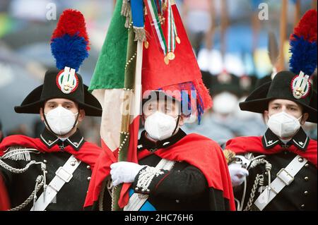 Vatikan, Vatikan. 25th Dez 2021. Italien, Rom, Vatikan, 2021/12/25. Die Carabinieri-Band tritt nach der Weihnachtsbotschaft von Papst Franziskus, Urbi et Orbi (lateinisch für „an die Stadt und die Welt“) aus der zentralen Loggia des Petersdoms im Vatikan auf. Foto von Alessia Giuliani/Catholic Press Photo/ . BESCHRÄNKT AUF REDAKTIONELLE VERWENDUNG - KEIN MARKETING - KEINE WERBEKAMPAGNEN. Kredit: Unabhängige Fotoagentur/Alamy Live Nachrichten Stockfoto